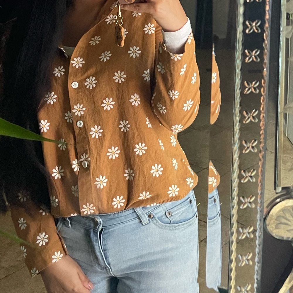 Brown Button Up with Daisys 🌼